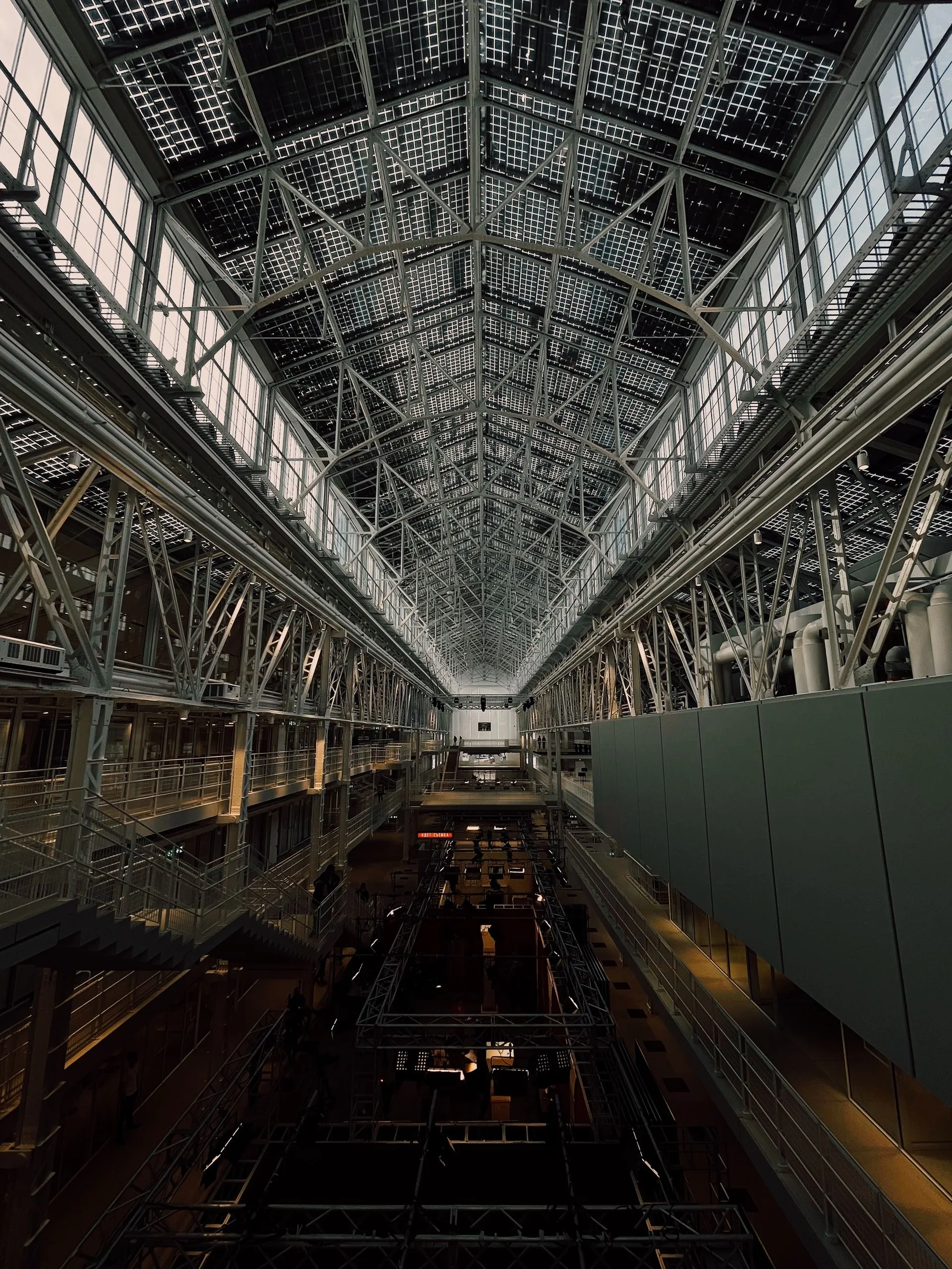 Vue d’un atelier industriel et de ses équipements existants.