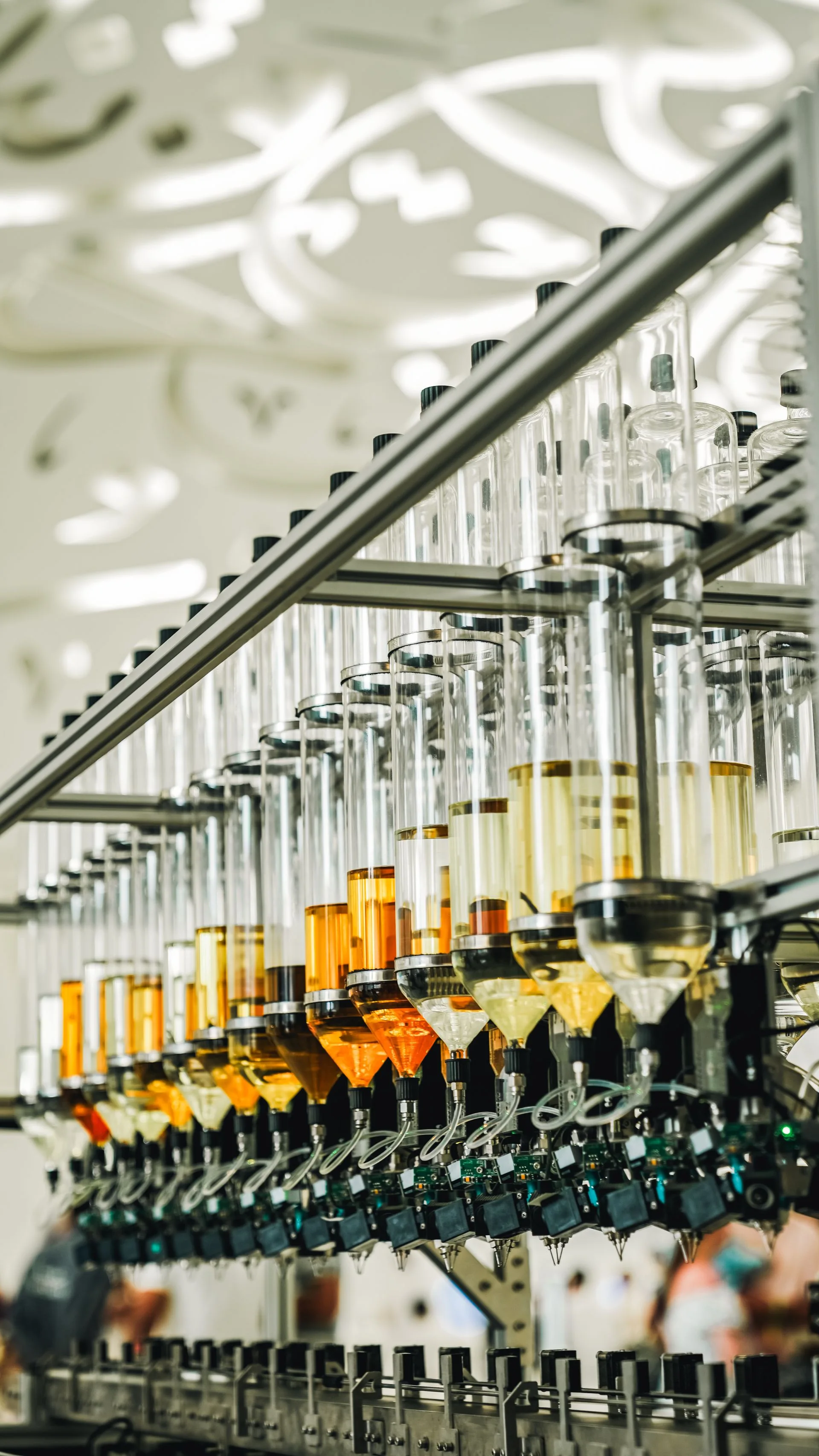 Remplissage automatisé de bouteilles sur une ligne de production de boissons.