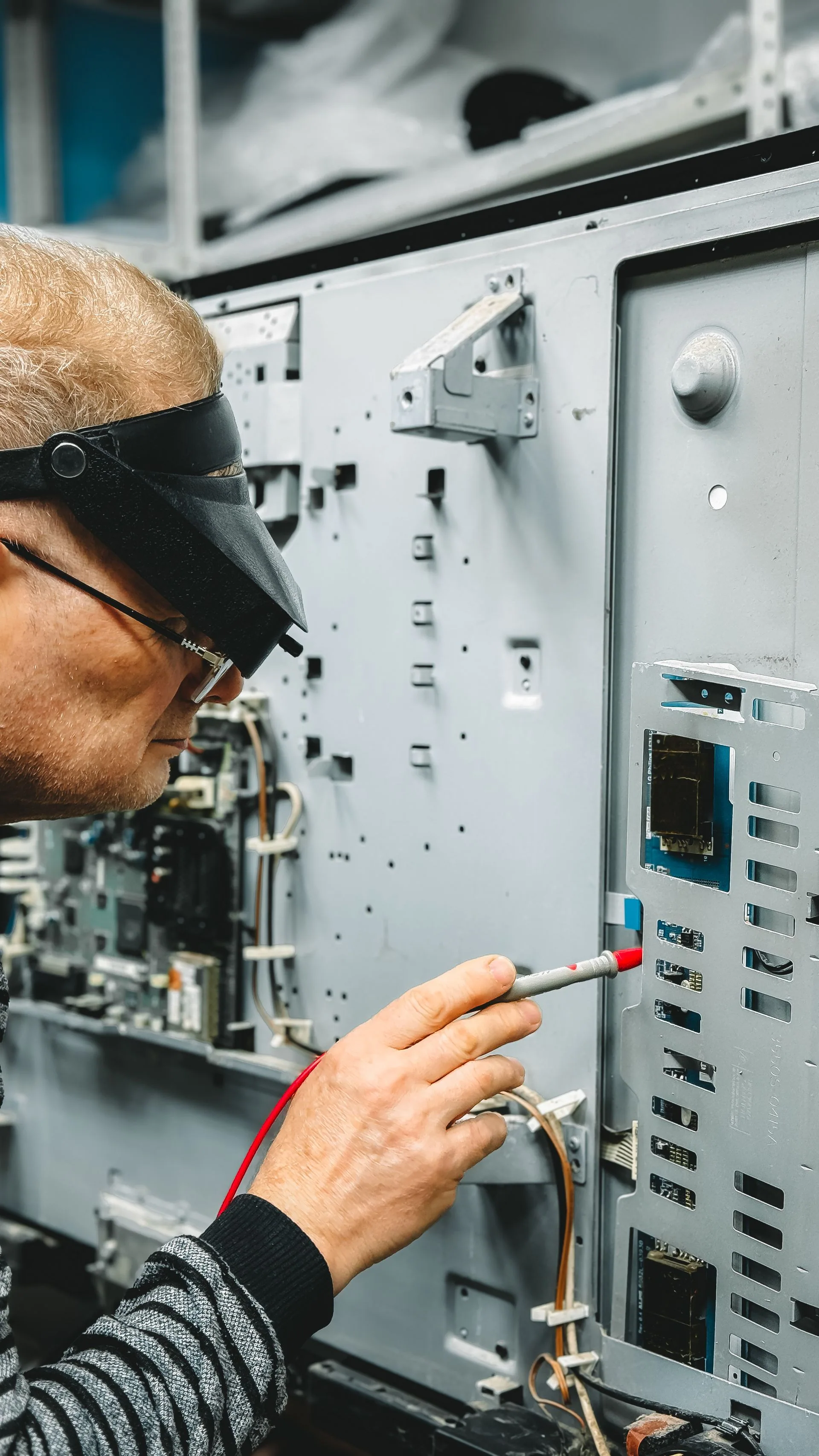 Technicien contrôlant les composants d’une armoire électrique.