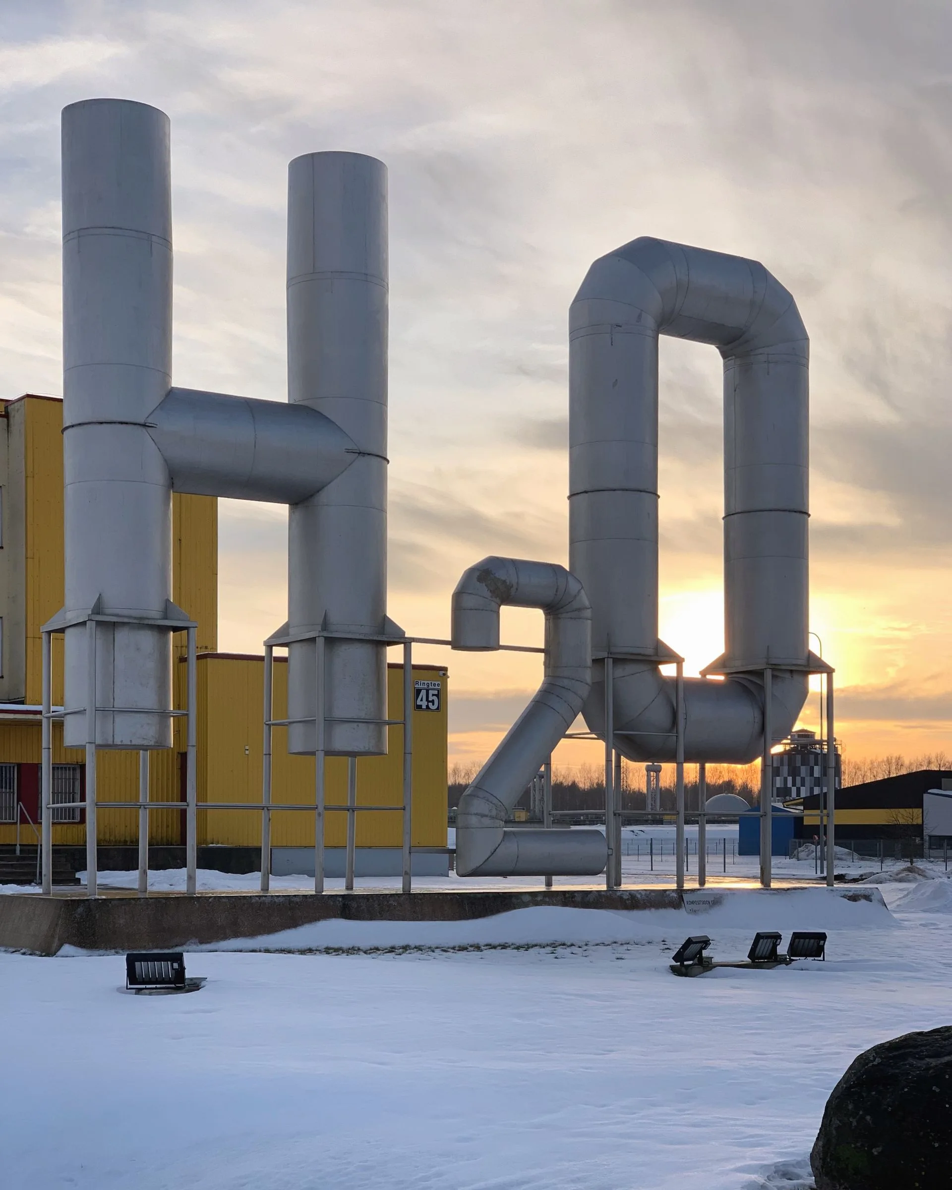 Installation industrielle avec de grandes conduites et unités de traitement.