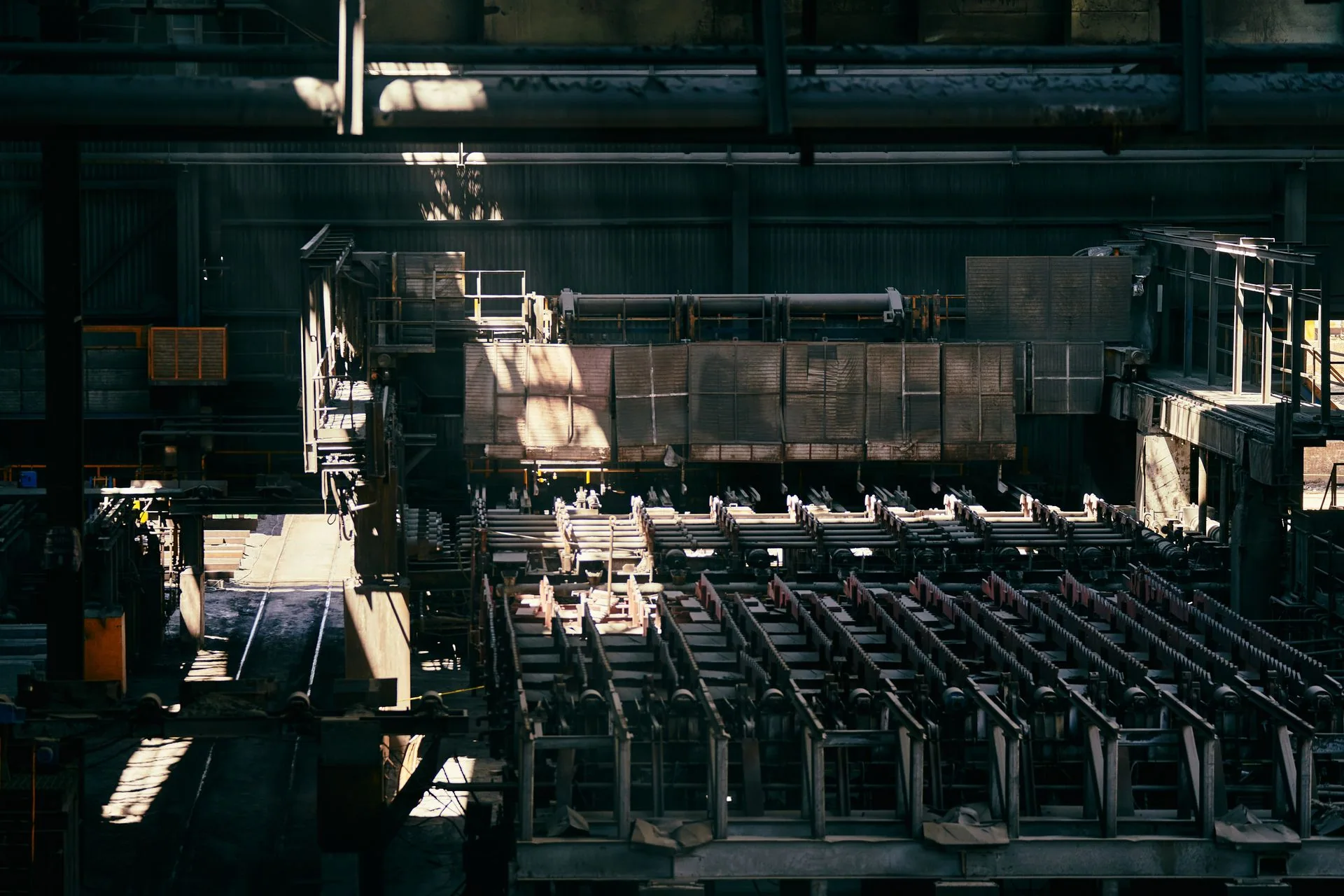 Vue d’ensemble d’un atelier avec machines et lignes de production.