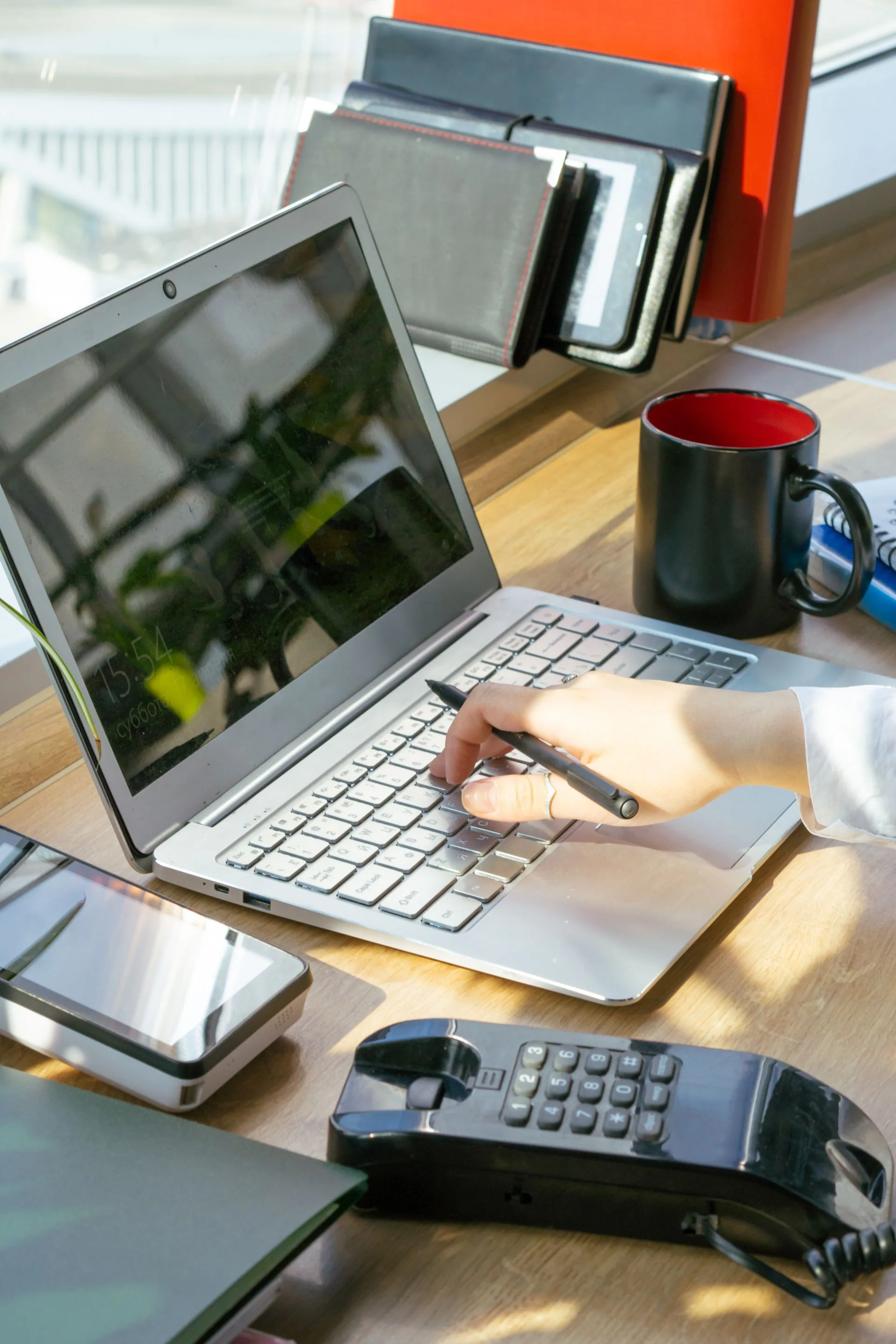 Personne utilisant un ordinateur portable sur un bureau.