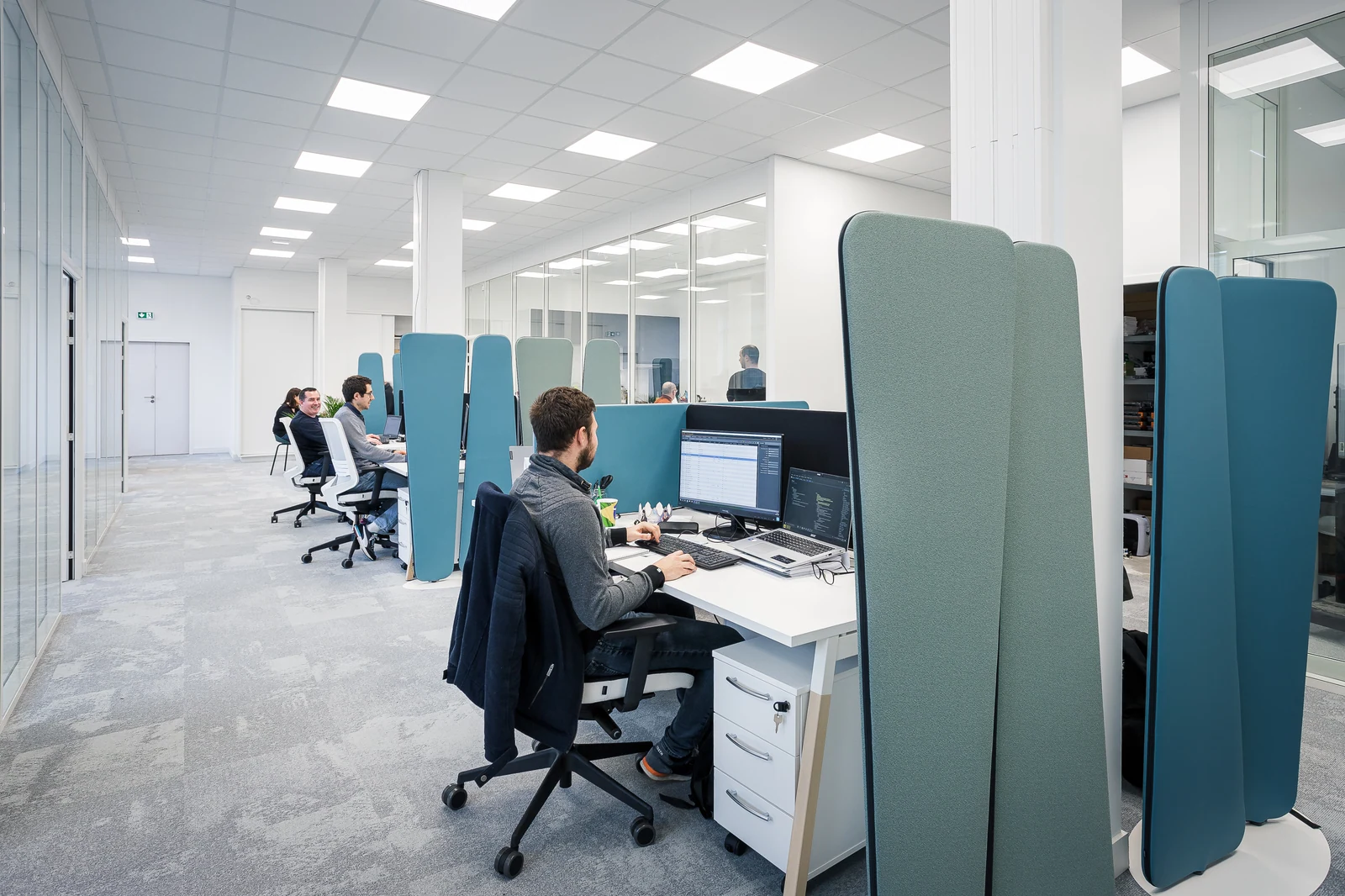 Bureaux d’HTT Project : postes de travail et espaces de collaboration à Redon